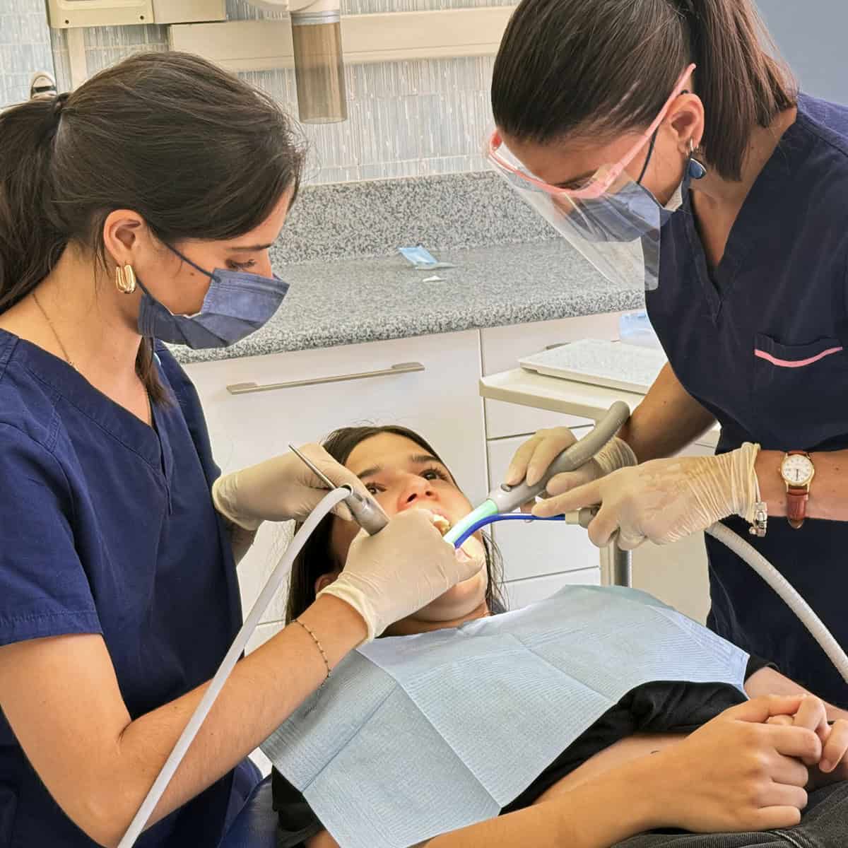 Soins-detartrage-Dentistes-Alcyon-Menton-Carrees-PC-1200X1200-V1-1726