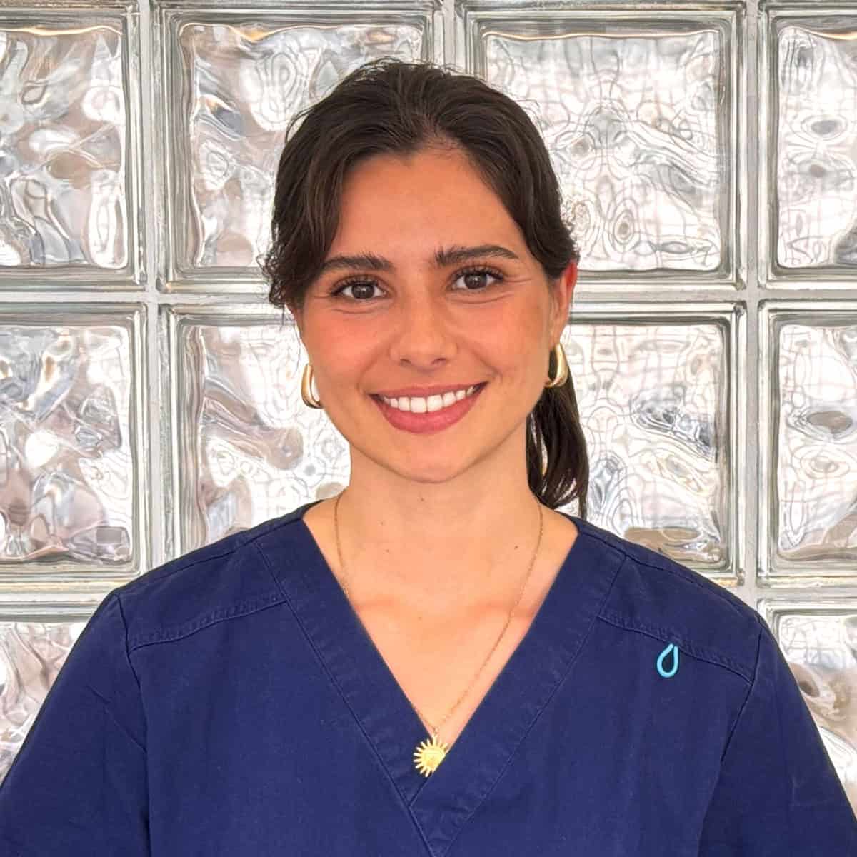 Docteur-Cyrine-Rouis-Dentistes-Alcyon-Menton-Carrees-PC-1200X1200-V3-1666