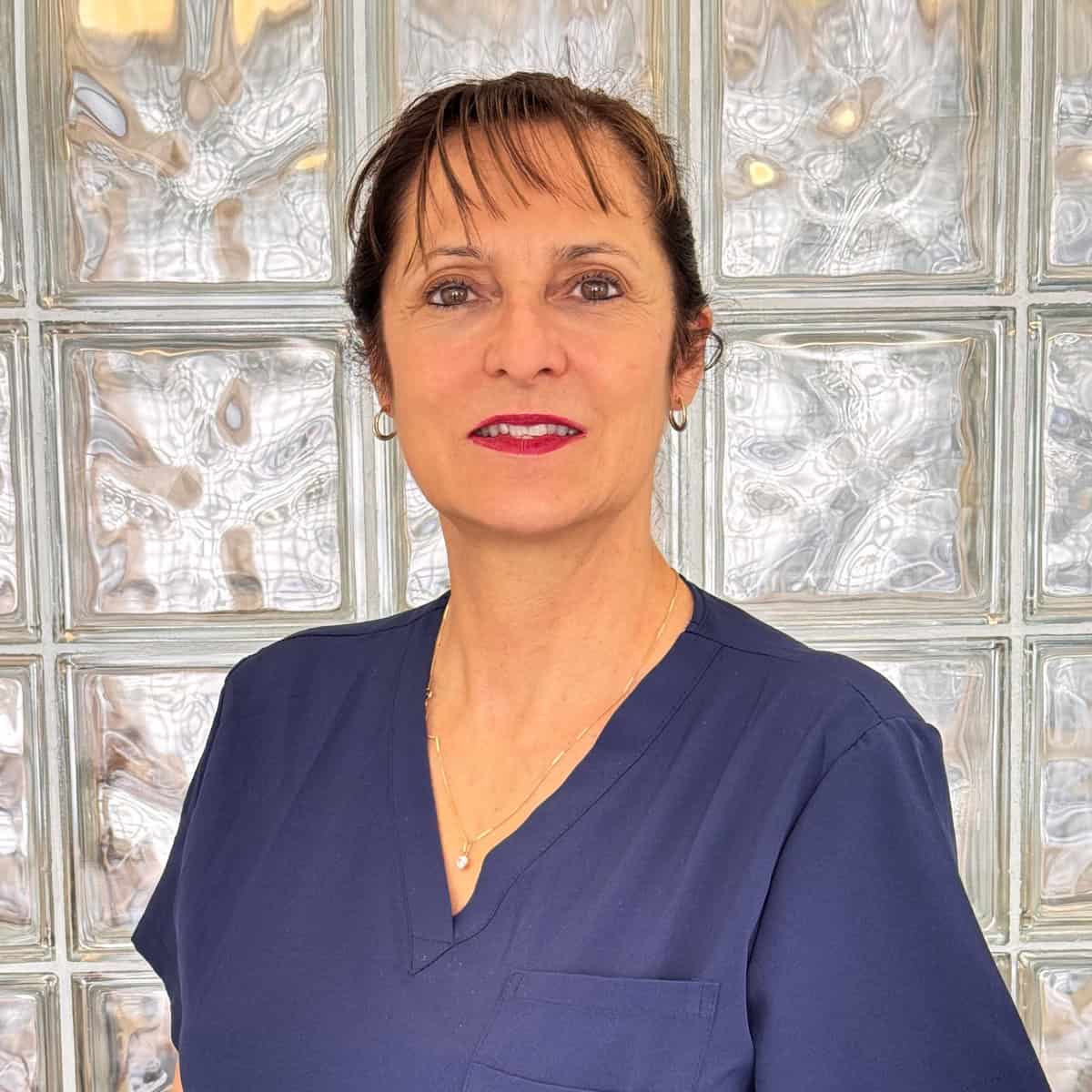 Docteur-helene-peyre-Dentistes-Alcyon-Menton-Carrees-PC-1200X1200-V4