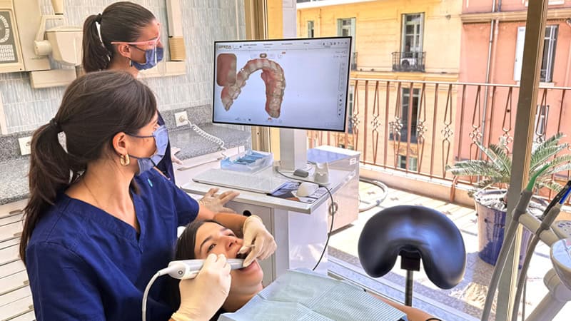 Cabinet-Dr-Cyrine-Rouis-Dentistes-Alcyon-Menton-Horizontales-Mobile-800X450-V8-1733